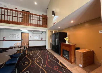 Deluxe Inn hotel thumbnail 4