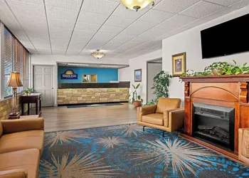 Days Inn by Wyndham Dubuque hotel thumbnail 2