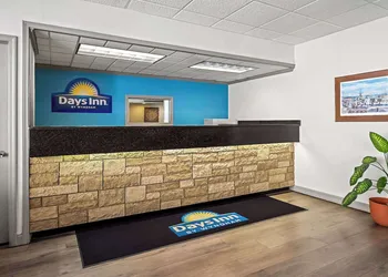 Days Inn by Wyndham Dubuque hotel thumbnail 3
