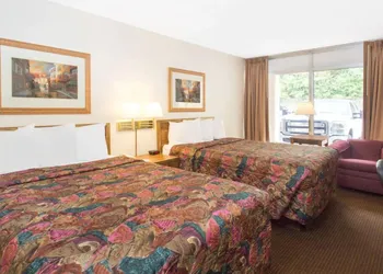Days Inn by Wyndham Dubuque hotel thumbnail 4