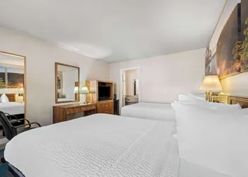 Days Inn by Wyndham Dubuque hotel thumbnail 6