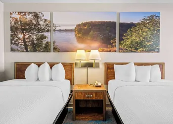 Days Inn by Wyndham Dubuque hotel thumbnail 7