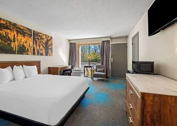 Days Inn by Wyndham Dubuque hotel thumbnail 8