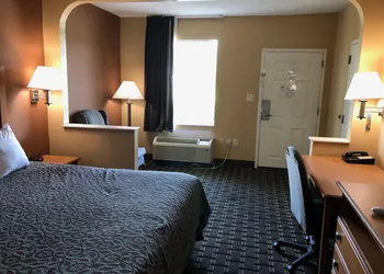Days Inn by Wyndham Columbus hotel thumbnail 2