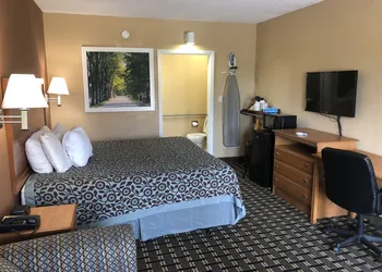 Days Inn by Wyndham Columbus hotel thumbnail 3