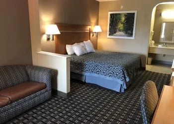 Days Inn by Wyndham Columbus hotel thumbnail 8