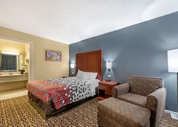 Econo Lodge Erlanger - Cincinnati Airport hotel thumbnail 8