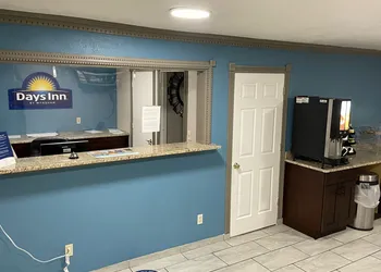 Days Inn by Wyndham Pratt hotel thumbnail 2