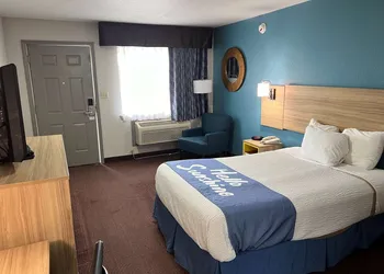 Days Inn by Wyndham Pratt hotel thumbnail 3