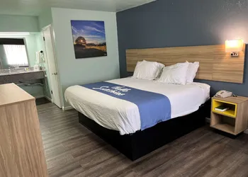 Days Inn by Wyndham Pratt hotel thumbnail 7