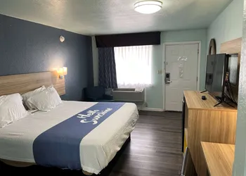 Days Inn by Wyndham Pratt hotel thumbnail 8