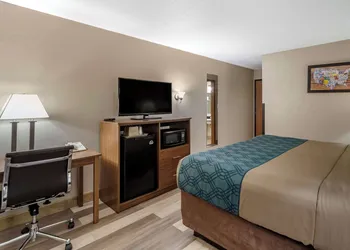 Econo Lodge Hays I-70 hotel thumbnail 7