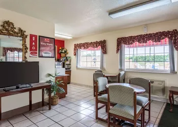 Econo Lodge & Suites Brinkley hotel thumbnail 5