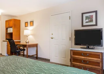 Comfort Inn & Suites South Burlington near University hotel thumbnail 4