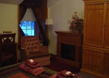7 Gables Inn & Suites hotel thumbnail 8