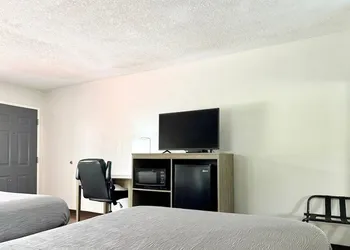 Quality Inn & Suites Greenville I-65 hotel thumbnail 6