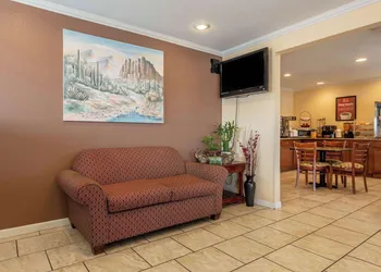 Econo Lodge Inn & Suites Santa Rosa hotel thumbnail 4