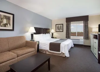 Baymont by Wyndham Dale hotel thumbnail 6