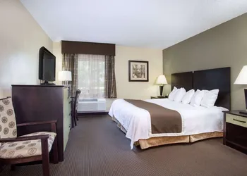 Baymont by Wyndham Dale hotel thumbnail 8