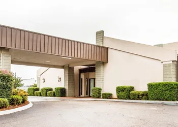 Executive Inn & Suites hotel thumbnail 2