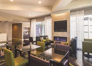 La Quinta Inn & Suites by Wyndham Oklahoma City - NW Expwy hotel thumbnail 2
