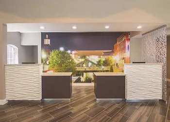La Quinta Inn & Suites by Wyndham Oklahoma City - NW Expwy hotel thumbnail 3