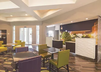 La Quinta Inn & Suites by Wyndham Oklahoma City - NW Expwy hotel thumbnail 4