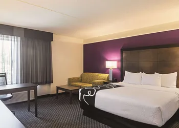 La Quinta Inn & Suites by Wyndham Oklahoma City - NW Expwy hotel thumbnail 5