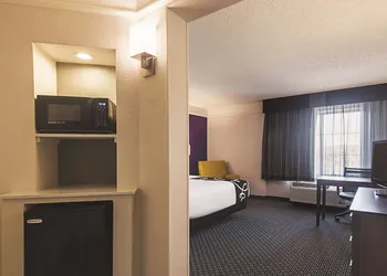 La Quinta Inn & Suites by Wyndham Oklahoma City - NW Expwy hotel thumbnail 6