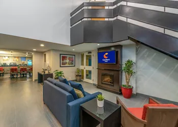 Comfort Inn Winnipeg Airport hotel thumbnail 2