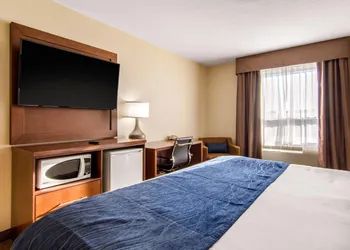 Comfort Inn & Suites Medicine Hat hotel thumbnail 8