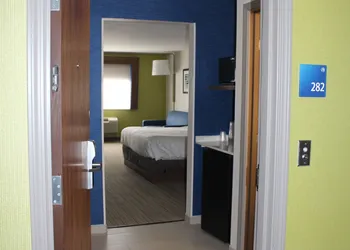 Holiday Inn Express Hotel & Suites Raton by IHG hotel thumbnail 4