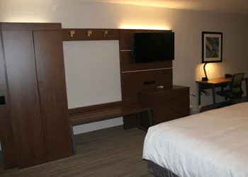 Holiday Inn Express Hotel & Suites Raton by IHG hotel thumbnail 5