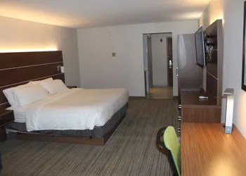 Holiday Inn Express Hotel & Suites Raton by IHG hotel thumbnail 7