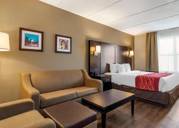 Comfort Inn & Suites near Six Flags hotel thumbnail 2
