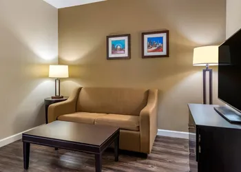Comfort Inn & Suites near Six Flags hotel thumbnail 4