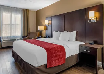 Comfort Inn & Suites near Six Flags hotel thumbnail 5