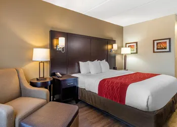 Comfort Inn & Suites near Six Flags hotel thumbnail 6