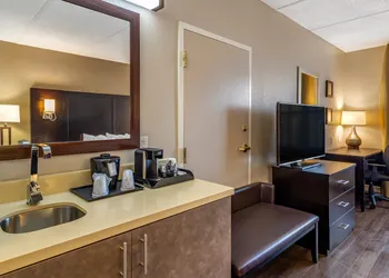 Comfort Inn & Suites near Six Flags hotel thumbnail 7