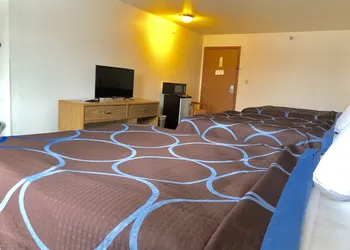 Super 8 by Wyndham Escanaba hotel thumbnail 3