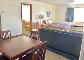 Super 8 by Wyndham Escanaba hotel thumbnail 4