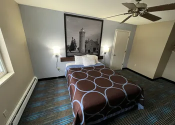Super 8 by Wyndham Escanaba hotel thumbnail 6