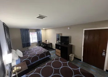 Super 8 by Wyndham Escanaba hotel thumbnail 7