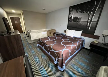 Super 8 by Wyndham Escanaba hotel thumbnail 8