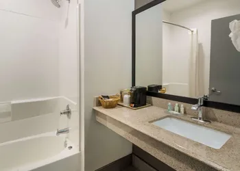 Quality Inn & Suites Waco North hotel thumbnail 6