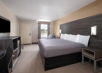 Baymont by Wyndham Commerce GA Near Tanger Outlets Mall hotel thumbnail 8