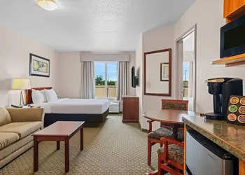 Days Inn & Suites by Wyndham Winkler hotel thumbnail 4