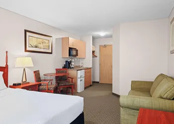 Days Inn & Suites by Wyndham Winkler hotel thumbnail 8