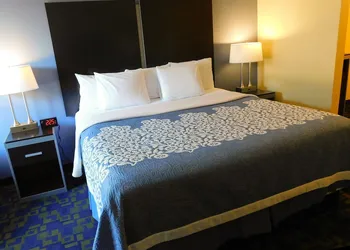 Days Inn & Suites by Wyndham Pocahontas hotel thumbnail 4