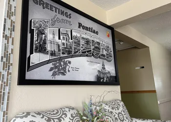 Super 8 by Wyndham Pontiac hotel thumbnail 2